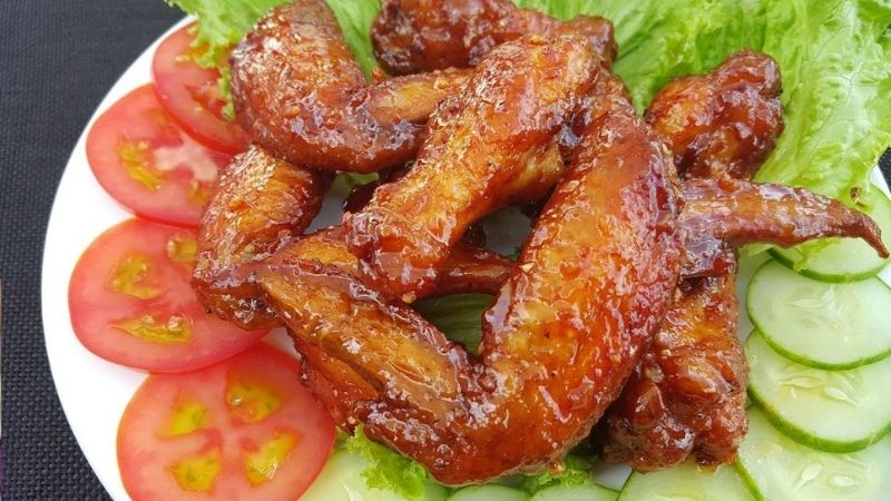 Khi chọn mua cánh gà, bạn nên chọn những cánh gà có kích thước đồng đều để dễ dàng ướp và chiên Khi chọn mua cánh gà, bạn nên chọn những cánh gà có kích thước đồng đều để dễ dàng ướp và chiên