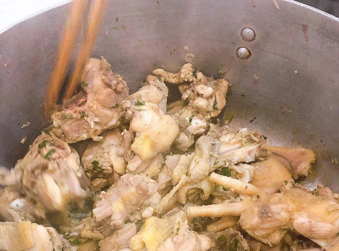 Xào gà cho săn lại trước khi nấu nước lẩu