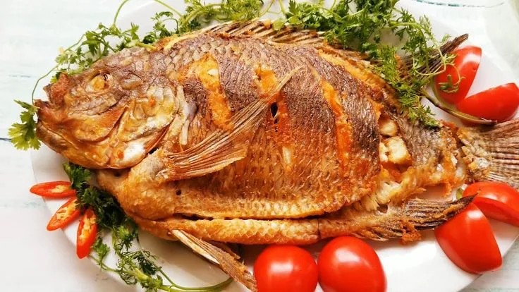 Dầu bắn khi chiên cá do chảo chưa đủ nóng