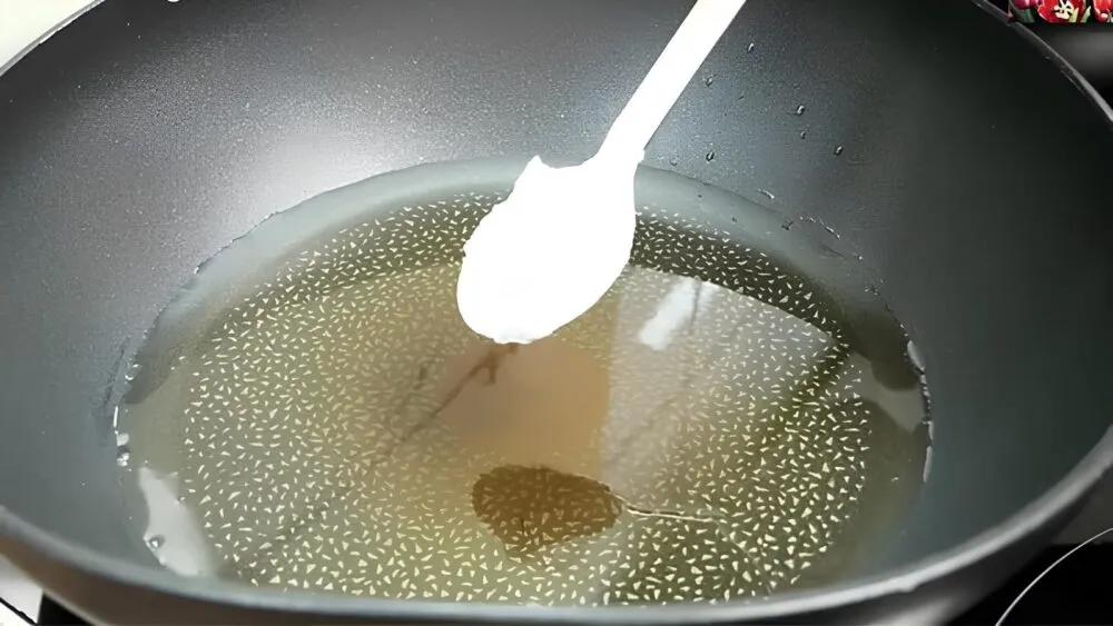 Rắc muối vào chảo nóng để kiểm tra nhiệt độ và giảm bắn dầu