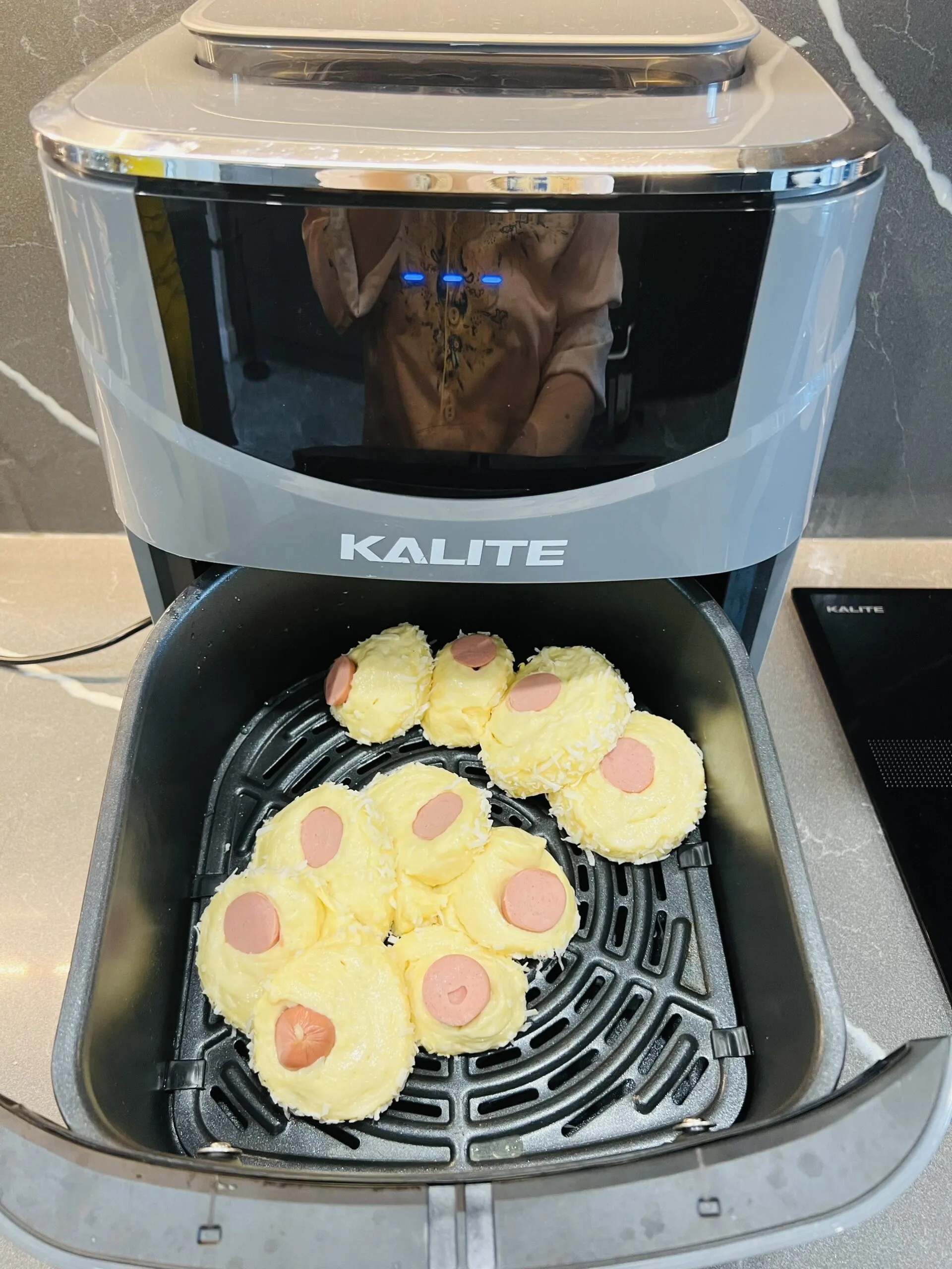Bánh mì xúc xích vàng ruộm