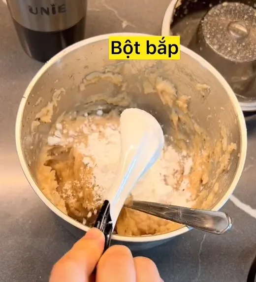 Trộn bột bắp với ức gà xay