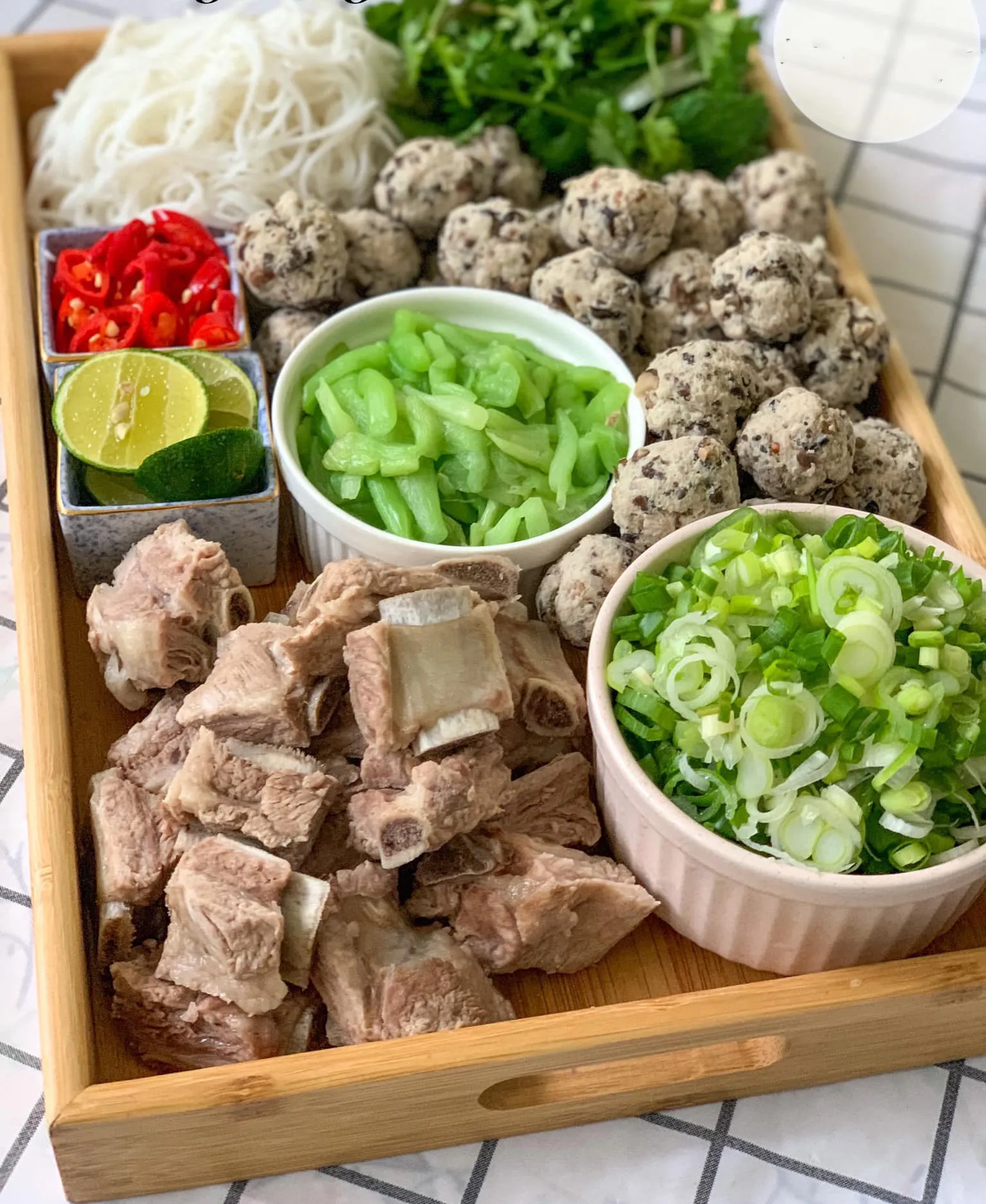 Tô bún sườn mọc đầy đủ nguyên liệu