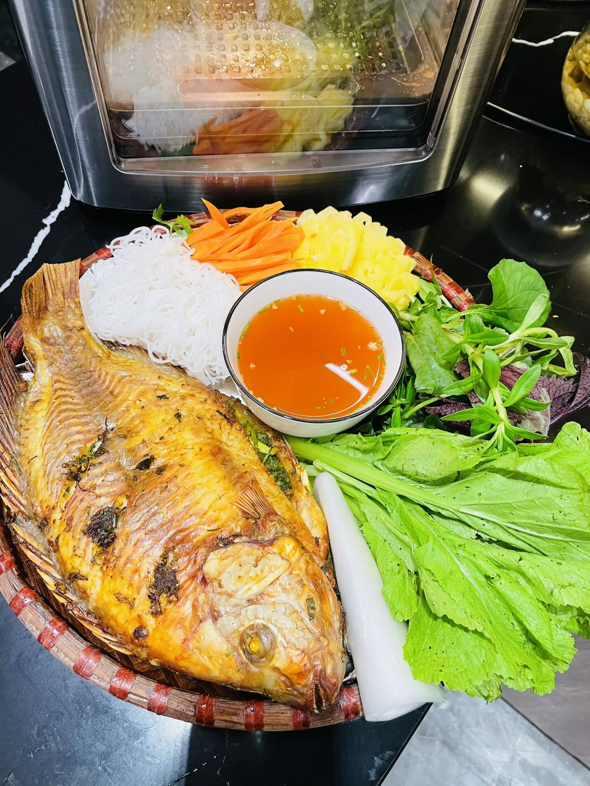 Cá nướng Tây Bắc ăn kèm rau sống