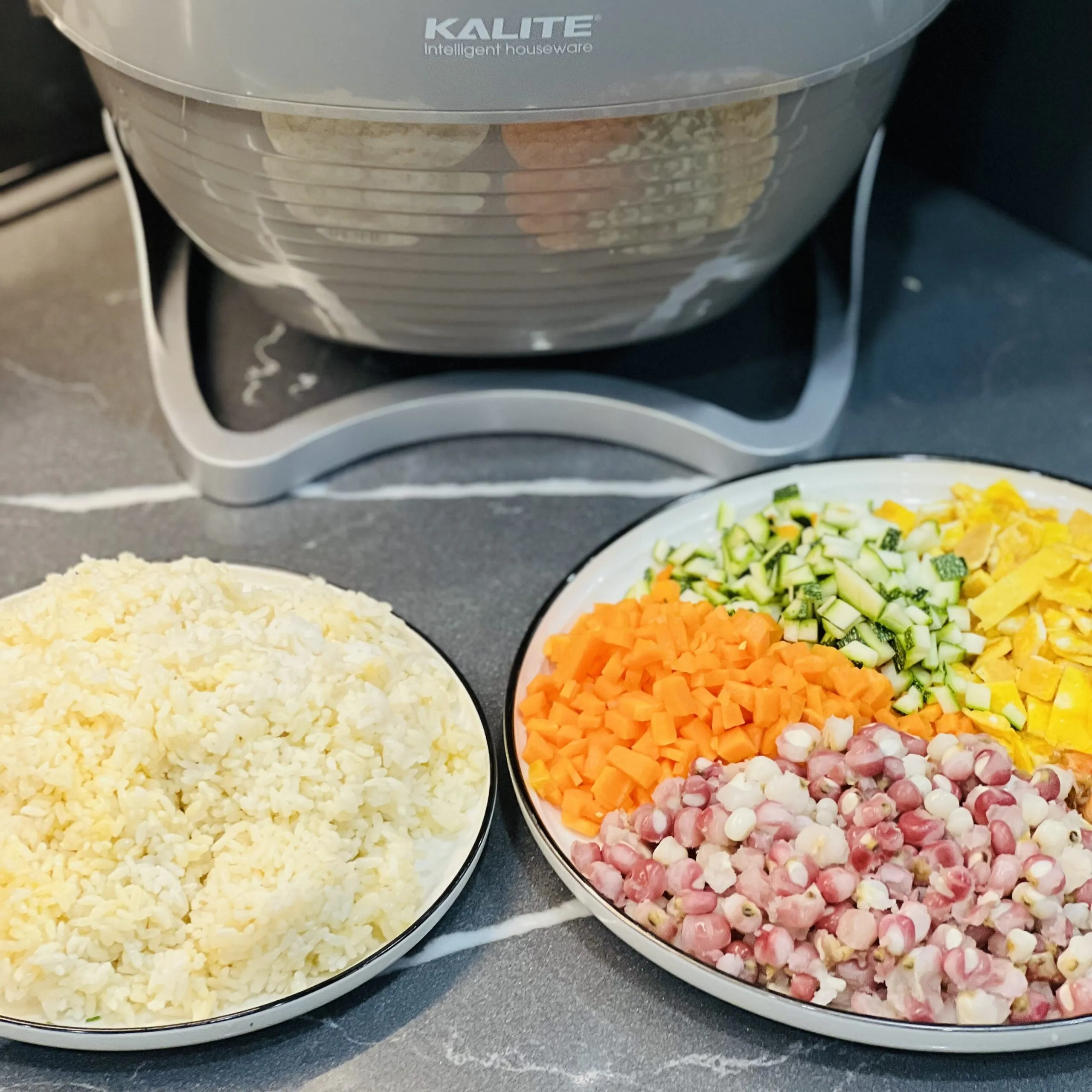 Cơm rang thập cẩm với rau củ và thịt