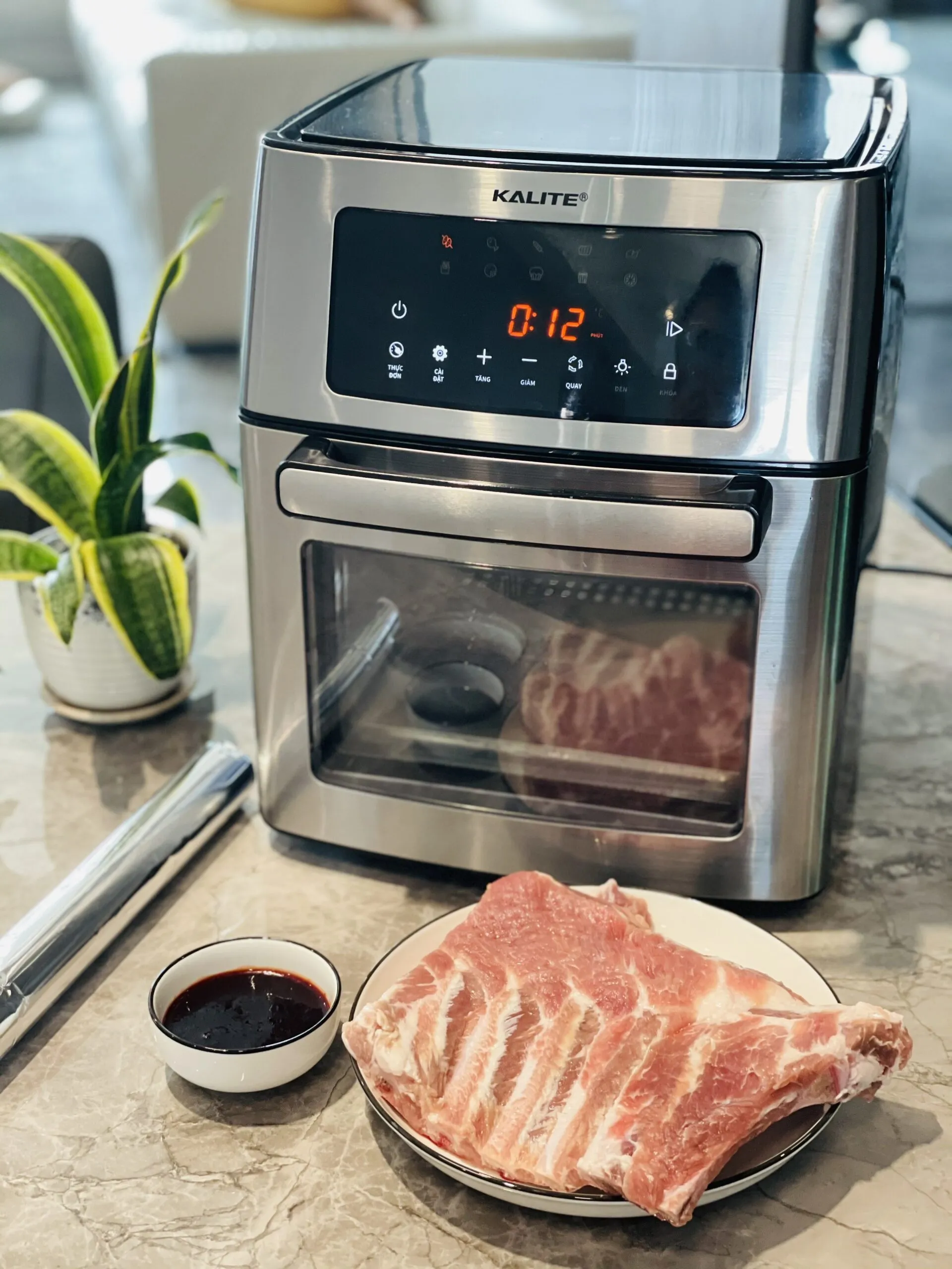 Sườn heo tươi ngon đã được sơ chế sạch sẽ chuẩn bị cho món sườn nướng tảng bằng nồi chiên không dầu