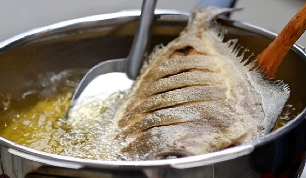 Lật cá khi một mặt đã chín vàng giòn