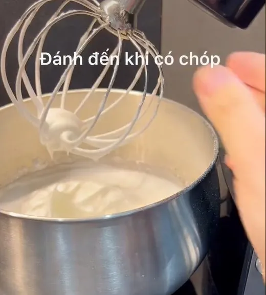 Đánh bông lòng trắng trứng làm bánh bông lan