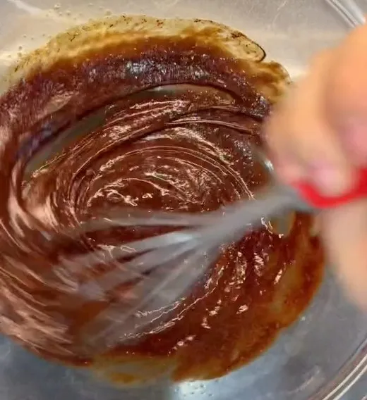 Trộn lòng đỏ trứng với socola đã đun chảy