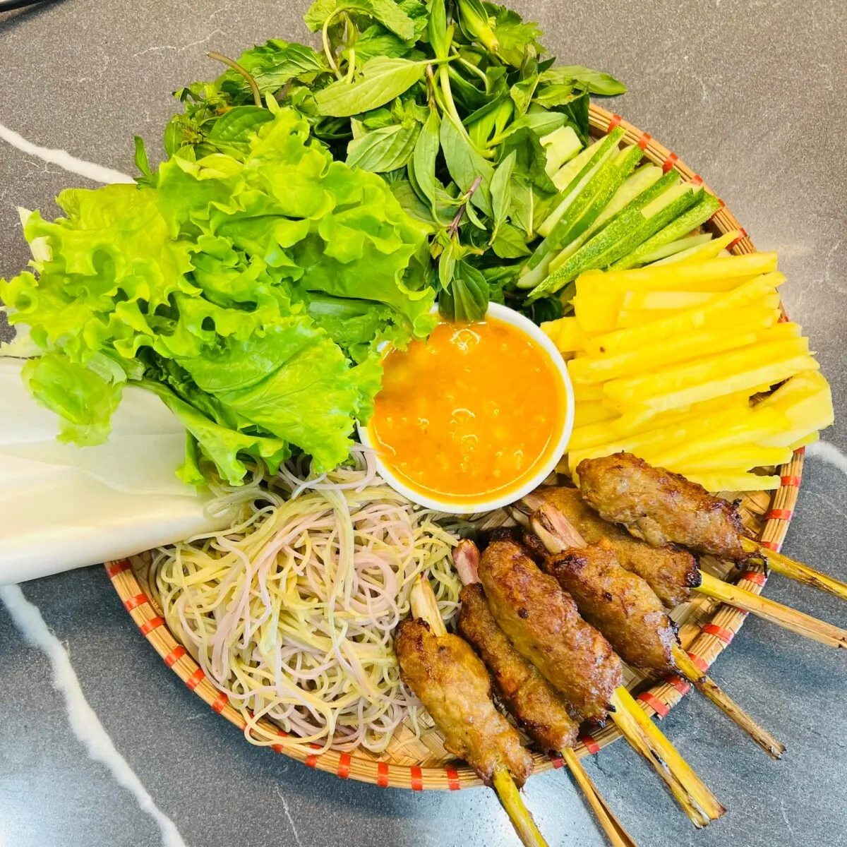 Nem lụi nướng trên vỉ nướng