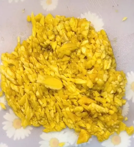Nguyên liệu chè chuối dưa hấu đã được chuẩn bị sẵn sàng.