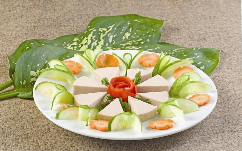 Giò lụa tỉa hoa củ