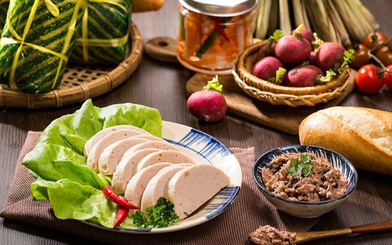 Giò lụa xếp bán nguyệt