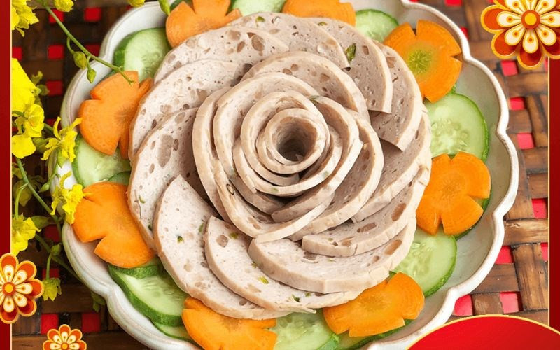 Giò lụa xếp hoa đơn giản