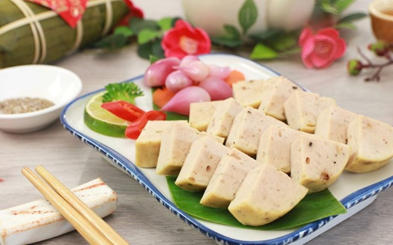 Giò lụa xếp tam giác