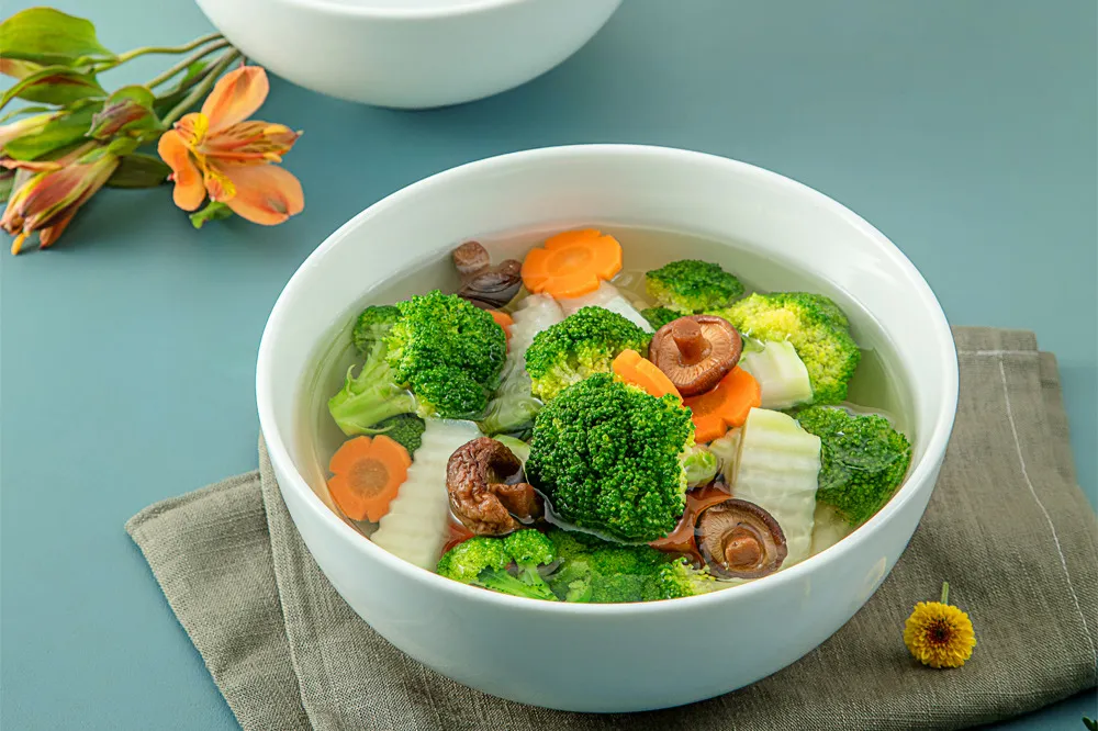 Nấu canh bằng nồi lẩu điện đa năng