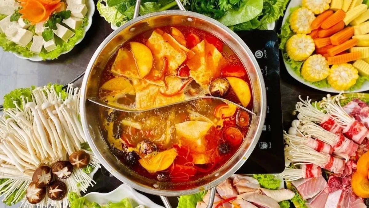 Nồi lẩu nghi ngút khói với nồi lẩu điện đa năng