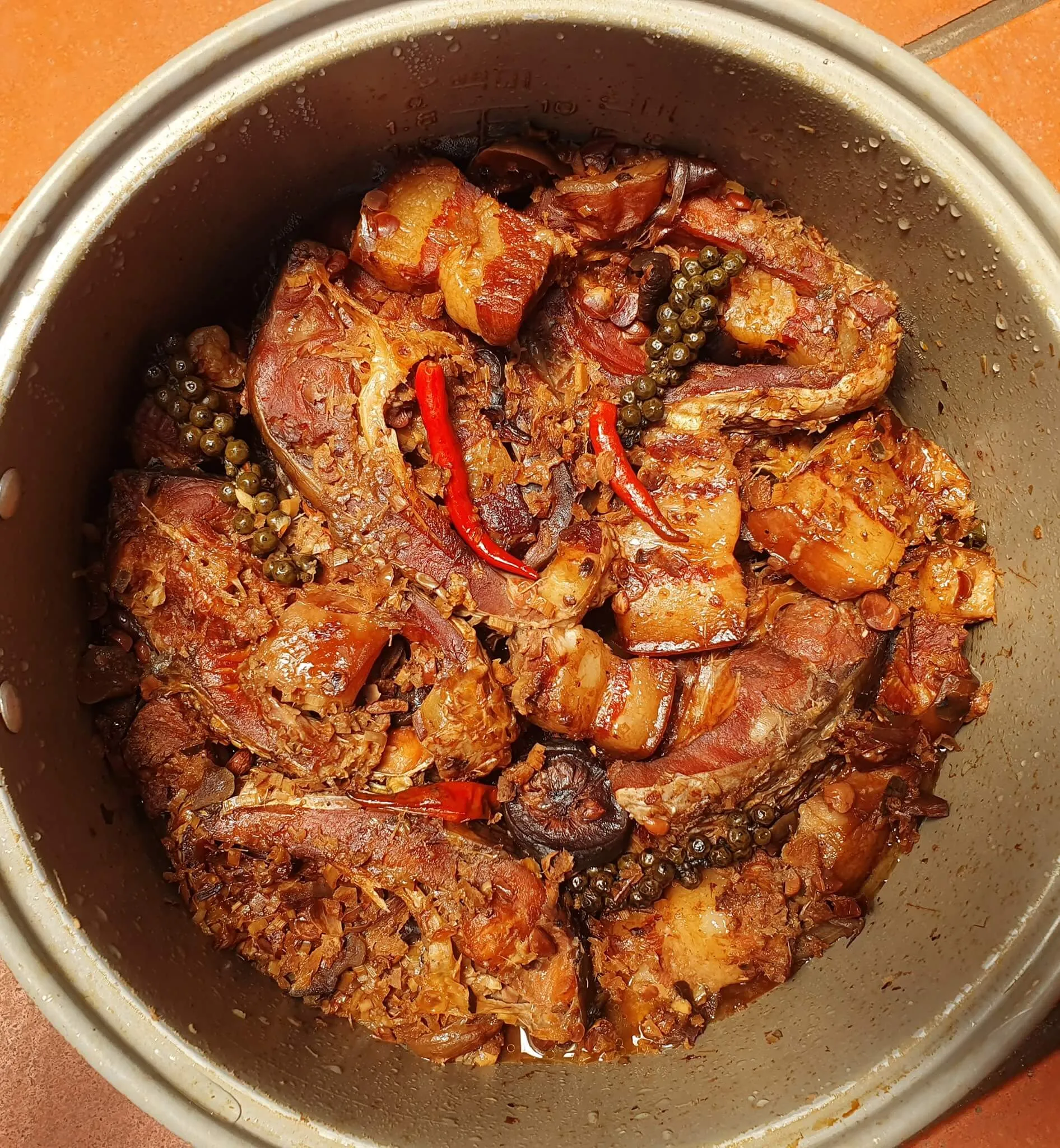 Kho cá đơn giản với nồi lẩu đa năng