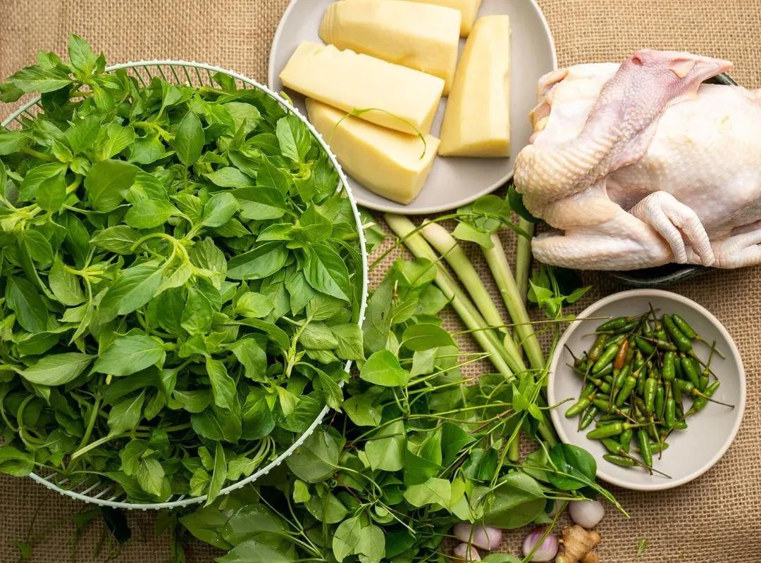 Nguyên liệu chuẩn bị cho món lẩu gà lá é thơm ngon