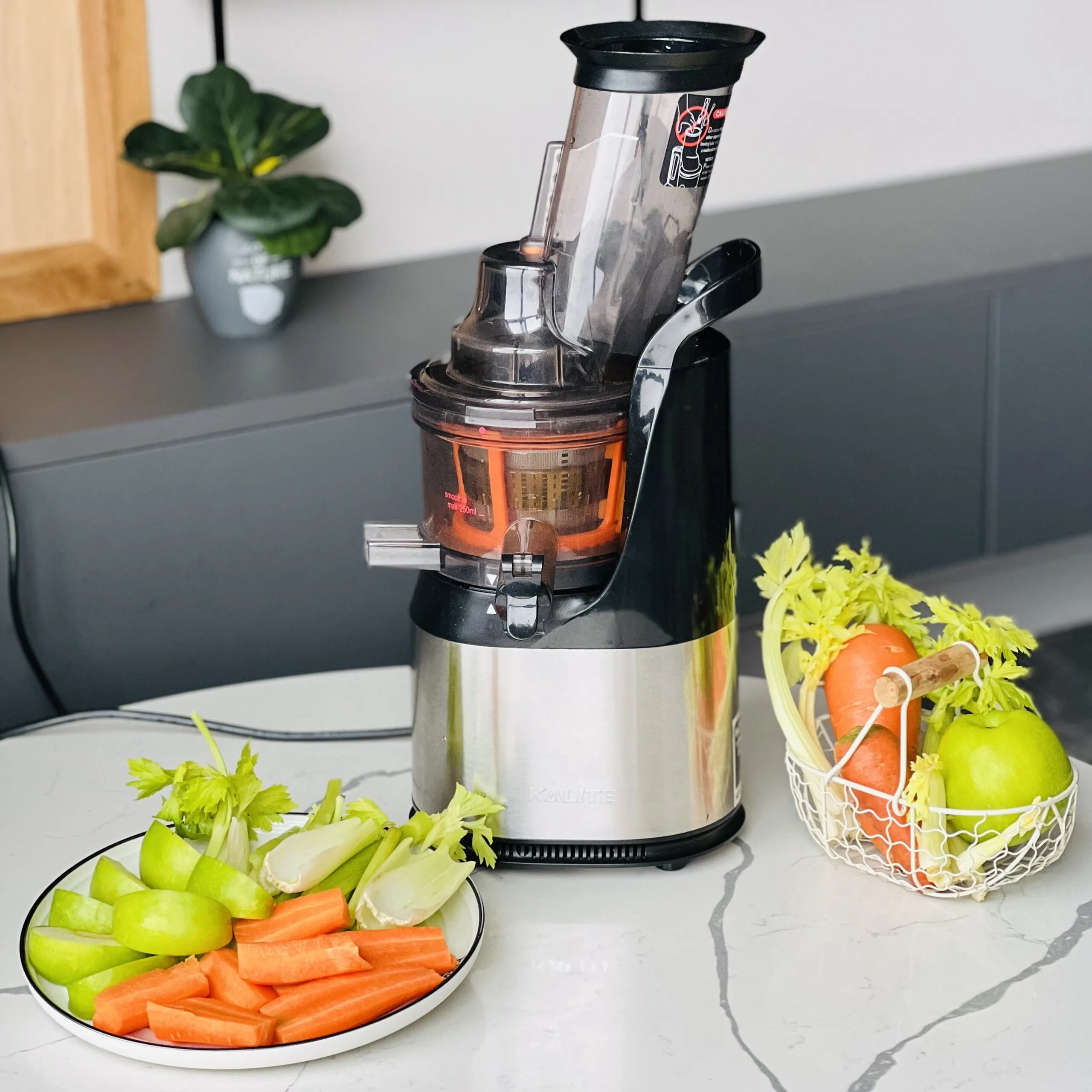 Nước ép cần tây mix táo và cà rốt nguyên liệu