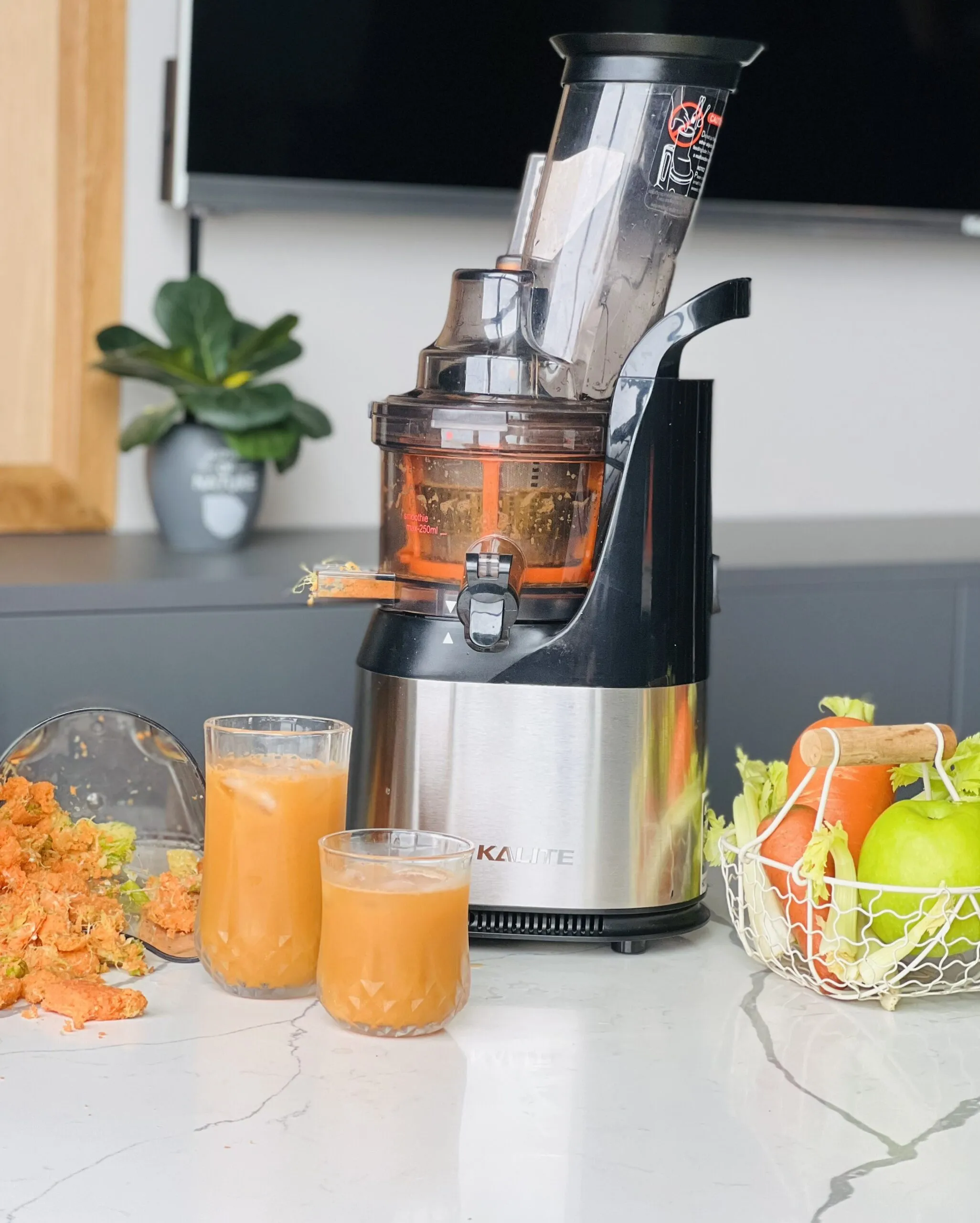 Ly nước ép cần tây mix táo cà rốt