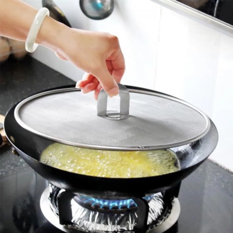 Đậy vung khi chiên cá để giảm bắn dầu