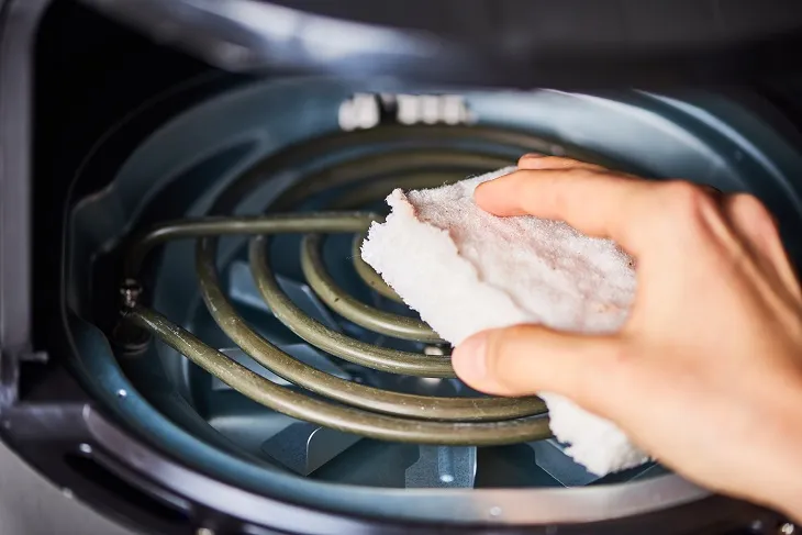 Hậu quả của việc vệ sinh nồi chiên không dầu không đúng cách