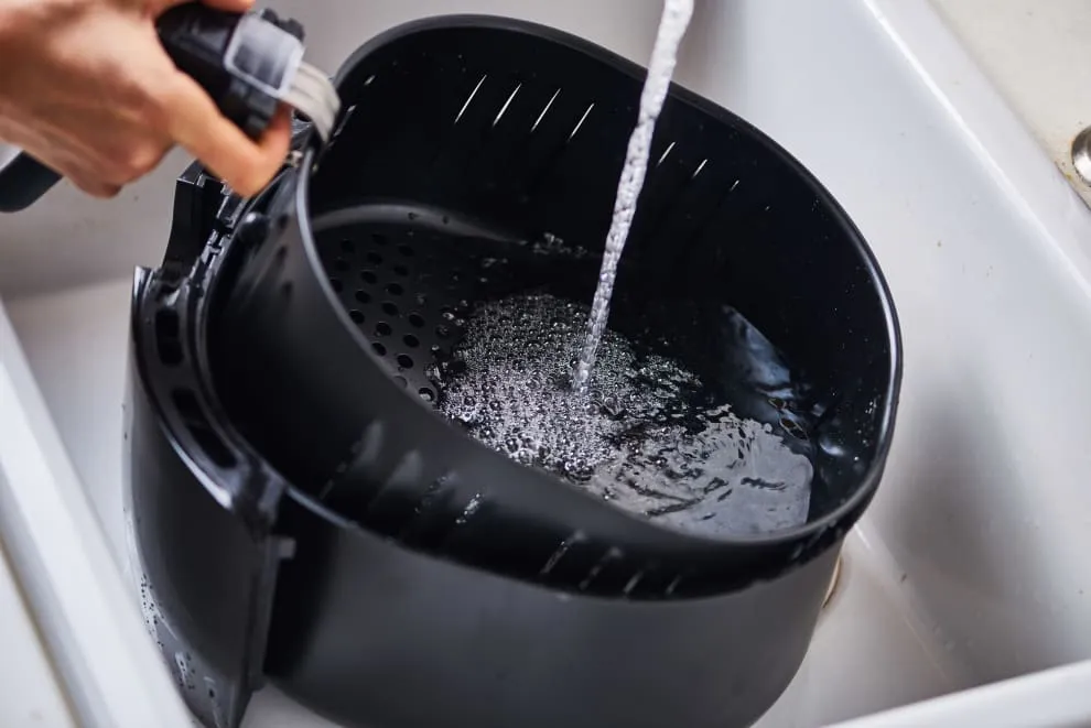Vệ sinh khay chiên và giỏ chiên của nồi chiên không dầu