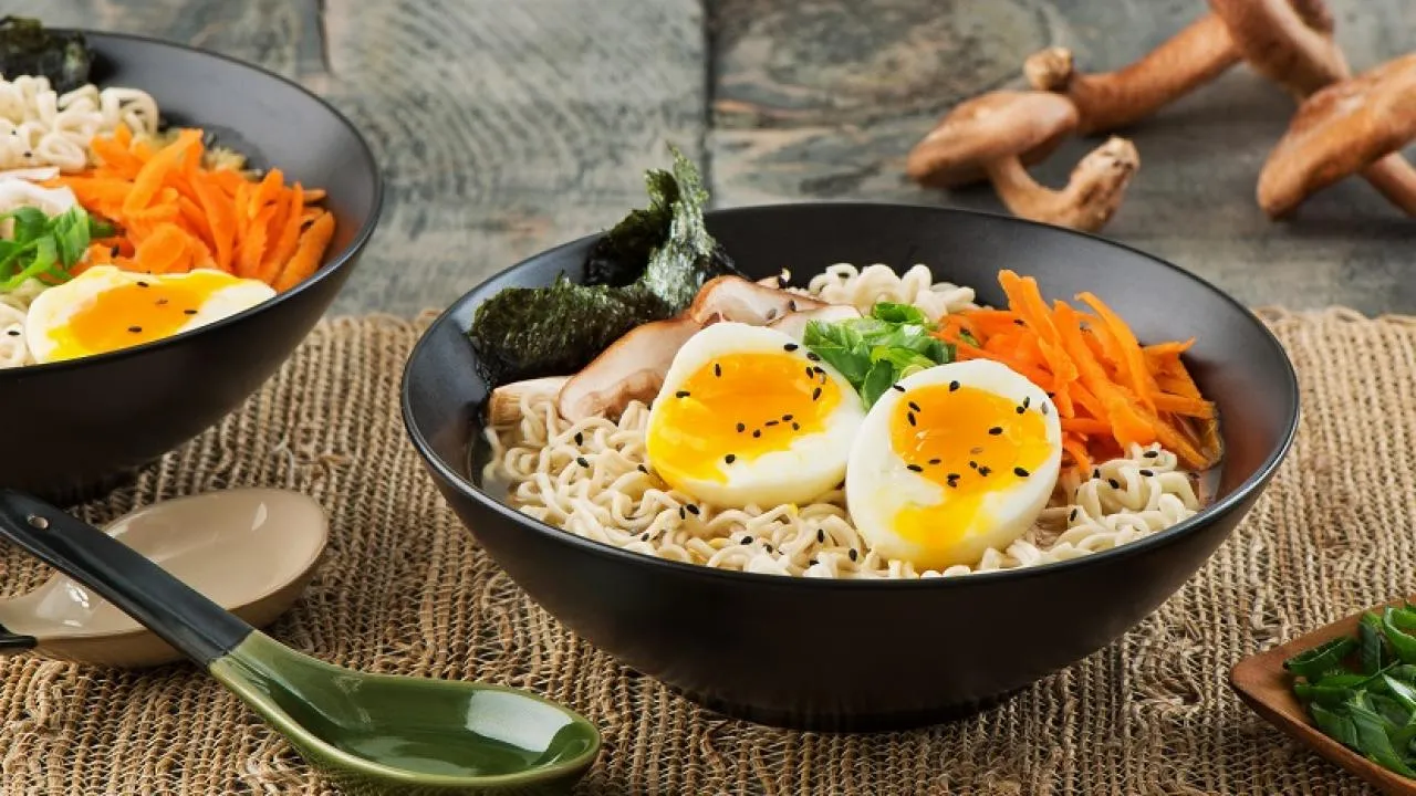 Mì trộn trứng lòng đào