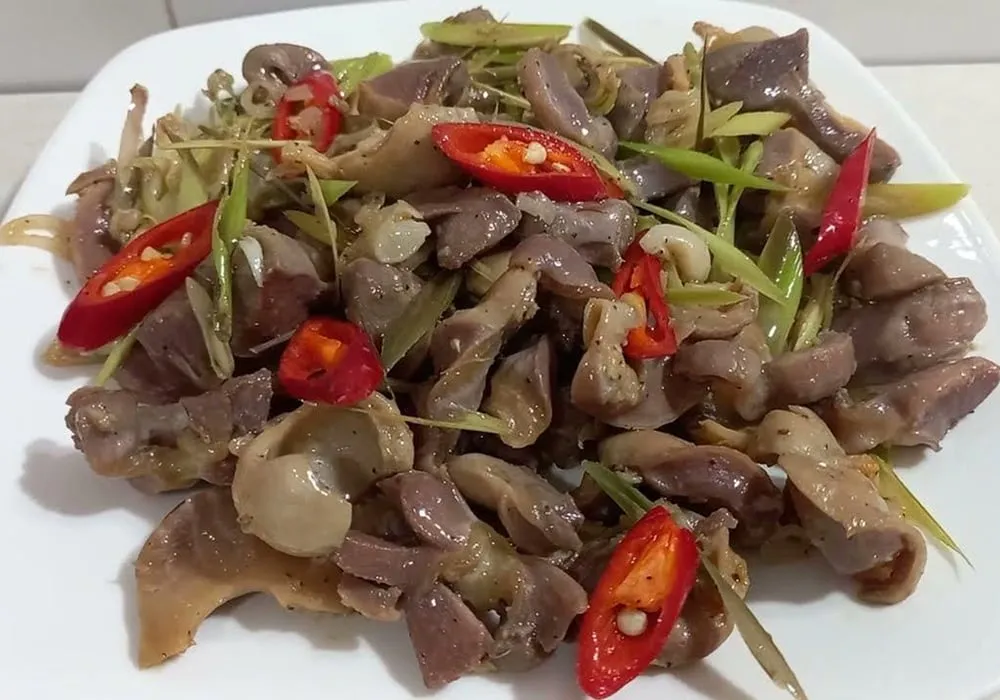 Lòng gà xào sả ớt cay nồng