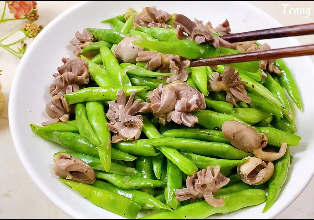 Lòng gà xào đậu que và sả ớt